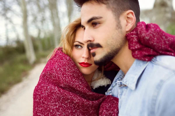 Belo jovem casal apaixonado no parque. — Fotografia de Stock