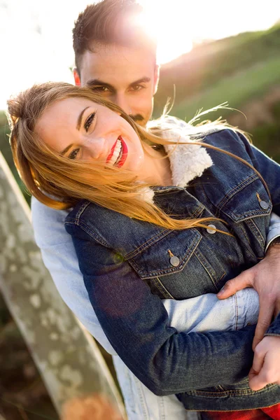 Vackert ungt par kär i parken. — Stockfoto