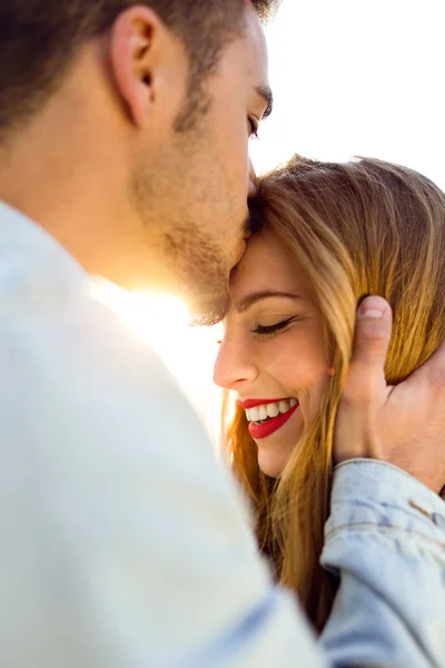 Hermosa joven pareja enamorada en el parque. — Foto de Stock