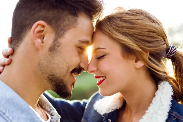 Hermosa joven pareja enamorada en el parque. — Foto de Stock