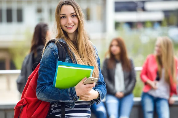 Portret ładny studentów dziewczyna na ulicy po Klasa. — Zdjęcie stockowe