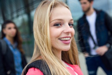 Arkadaşlar eğlenmeye sokakta dersten sonra grup.