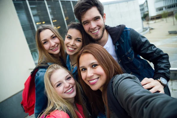 Groep vrienden met plezier in de straat na de les. — Stockfoto