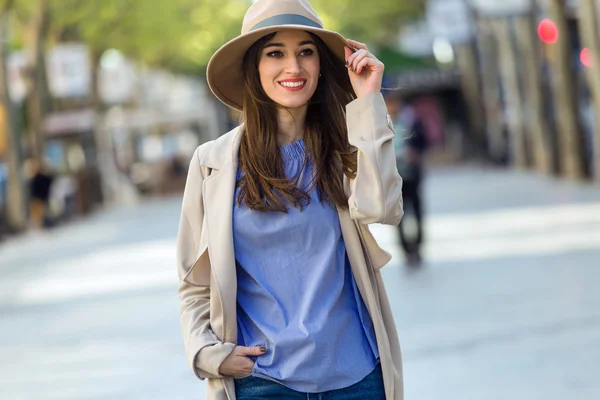 Hermosa joven posando en la calle. — Foto de Stock