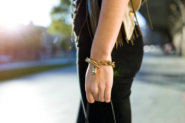 Närbild av handen av en ung kvinna på gatan. — Stockfoto