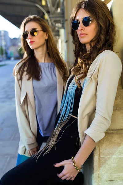 Duas belas mulheres jovens posando na rua . — Fotografia de Stock
