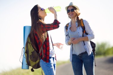 Yolda yürürken iki güzel bayanlar yürüyüşçü.
