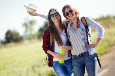 Yolda yürürken iki güzel bayanlar yürüyüşçü.