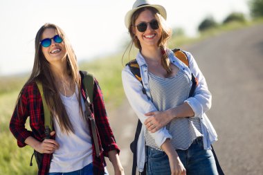 Yolda yürürken iki güzel bayanlar yürüyüşçü.