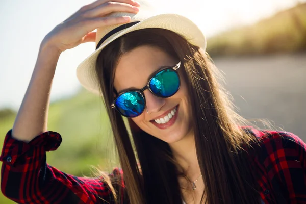 Schöne junge Wanderin zu Fuß auf der Straße. — Stockfoto