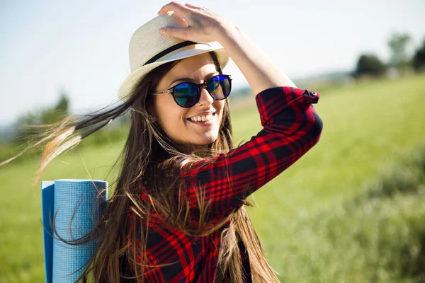 Beautiful young woman hiker walking on the road. — Stock Photo, Image