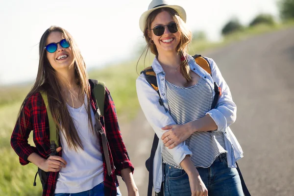 Yolda yürürken iki güzel bayanlar yürüyüşçü.