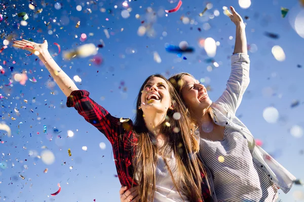 Due belle giovani donne che si godono la primavera in un campo . — Foto Stock