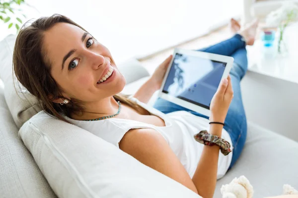 Mooie jonge vrouw haar digitale Tablet PC thuis gebruiken. — Stockfoto