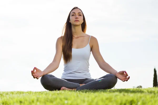 Mooie jonge vrouw doen yoga in de straat. — Stockfoto