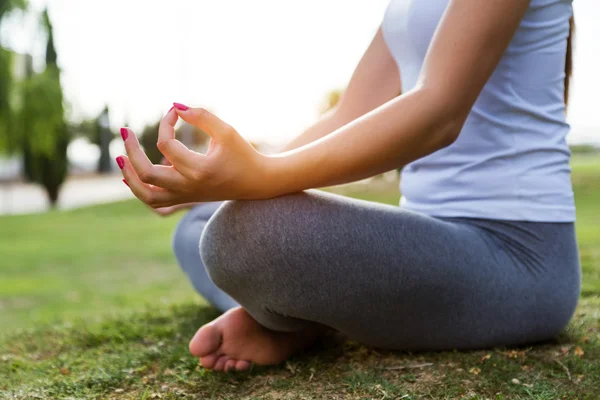 Schöne junge Frau macht Yoga auf der Straße. — Stockfoto