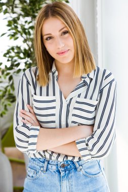 Güzel genç kadın evde kameraya arıyor.