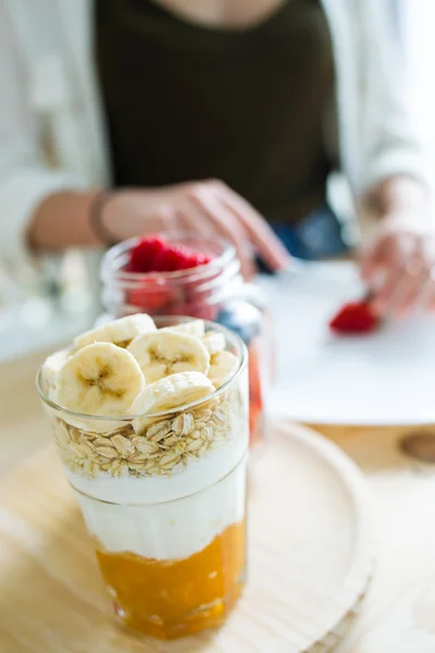 Belle jeune femme préparant le petit déjeuner à la maison . — Photo