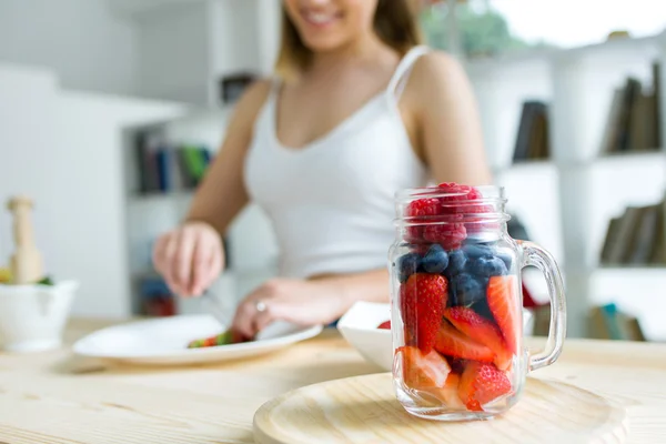 Mooie jonge vrouw voorbereiding ontbijt thuis. — Stockfoto