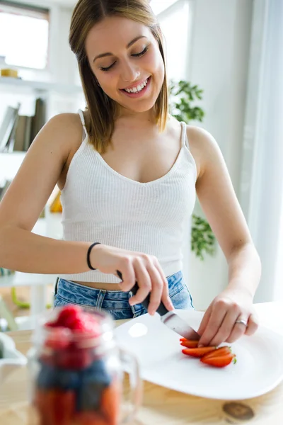Mulher bonita preparando café da manhã em casa . — Fotografia de Stock