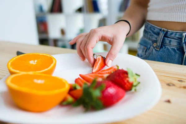 Bella giovane donna godendo la colazione a casa . — Foto Stock