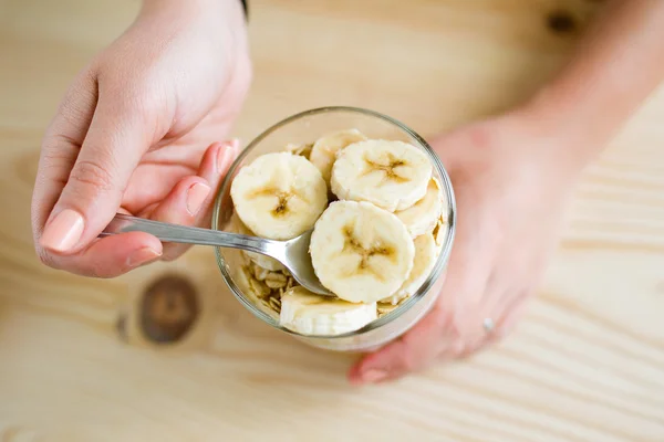 Schöne junge Frau genießt das Frühstück zu Hause. — Stockfoto