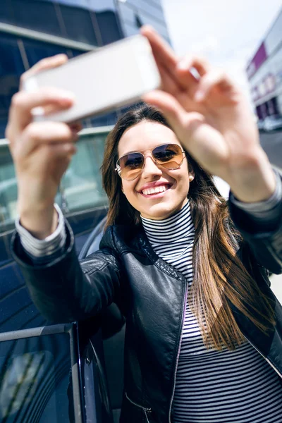 Hermosa mujer joven usando su teléfono móvil en el coche . —  Fotos de Stock