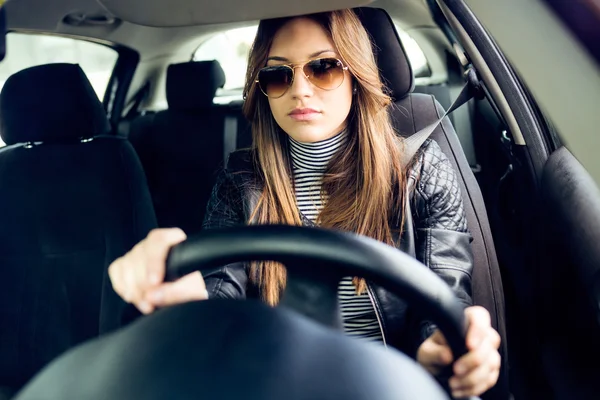 Bela jovem mulher dirigindo seu carro. — Fotografia de Stock
