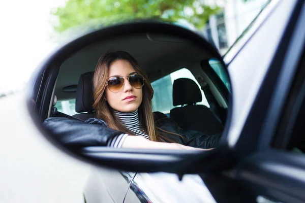 Schöne junge Frau am Steuer ihres Autos. — Stockfoto