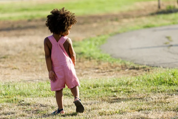 公園で楽しむことアフリカ系アメリカ人の赤ちゃん. — ストック写真