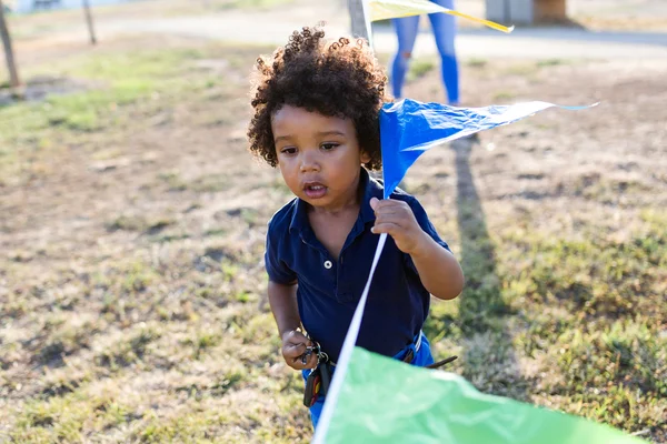 Afro-americano bebê se divertindo no parque . — Fotografia de Stock