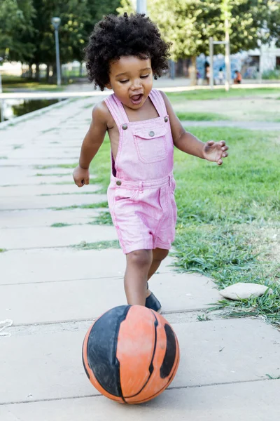 Bebê afro-americano brincando com bola no parque . — Fotografia de Stock