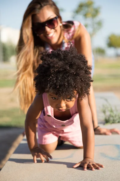 公園で楽しい時を過す彼女の息子と美しい若い母親. — ストック写真