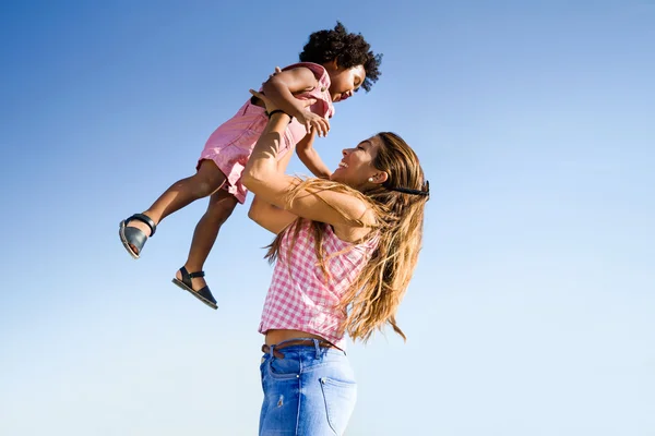 Bela jovem mãe com seu filho se divertindo no parque . — Fotografia de Stock