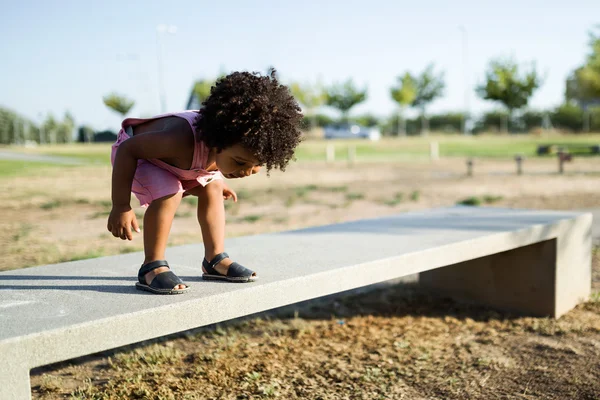 公園で楽しむことアフリカ系アメリカ人の赤ちゃん. — ストック写真
