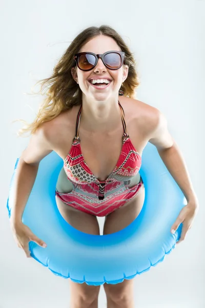 Piękna młoda kobieta w bikini, grając z float. Na białym tle. — Zdjęcie stockowe