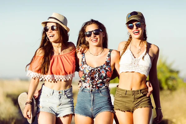 Tre vackra unga kvinnor som njuter av sommaren på roadtrip. — Stockfoto