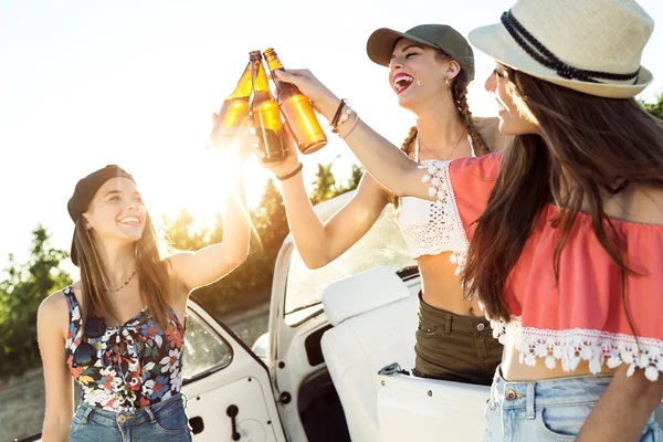 Hermosas mujeres jóvenes bebiendo cerveza y disfrutando del día de verano . —  Fotos de Stock