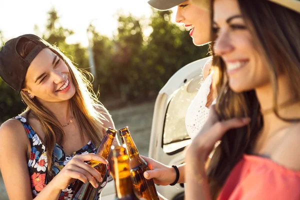Beautiful young women drinking beer and enjoying summer day. — Stock Photo, Image