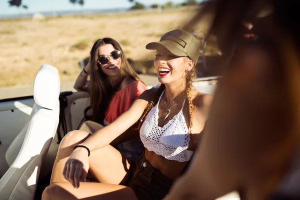 Três jovens mulheres bonitas dirigindo em viagem de carro na bela summe — Fotografia de Stock