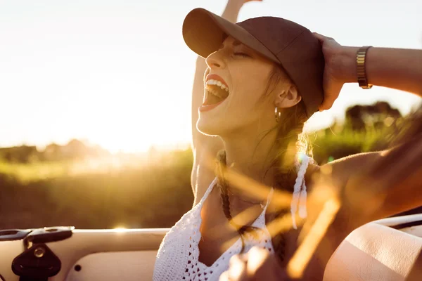 Pretty young woman driving on road trip on beautiful summer day. — Stock Photo, Image