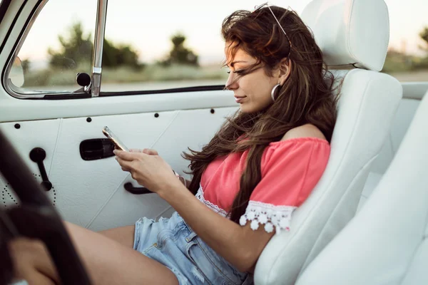 Mulher muito jovem dirigindo em viagem de carro no belo dia de verão . — Fotografia de Stock