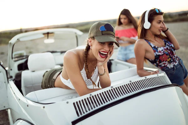 Három csinos, fiatal nő vezetés a közúti utazás a gyönyörű nyár. — Stock Fotó