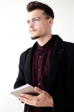 Onun dijital tablet kullanma yakışıklı delikanlı. Beyaz izole.