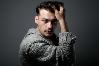 Kameraya bakarak yakışıklı delikanlı. Gri izole.