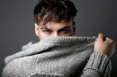 Kameraya bakarak yakışıklı delikanlı. Gri izole.