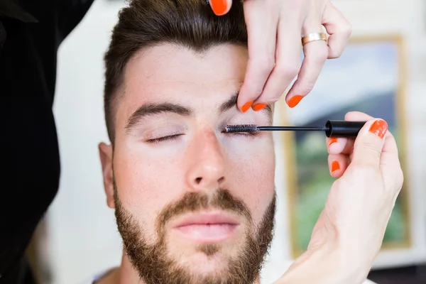 Mujer haciendo belleza y maquillaje tratamiento en un salón . — Foto de Stock