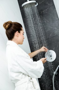 Kadının el duş su altında.
