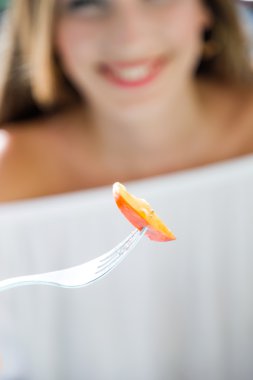 Ev bahçe salatası yemek güzel genç kadın.