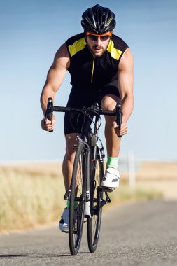Yakışıklı genç adam yolda Bisiklete binme.